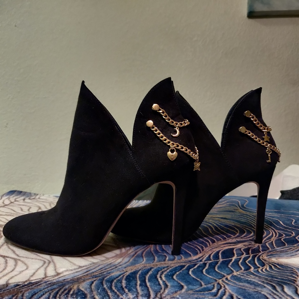 BCBG Lexi Booties High Heel Black 8.5 Chains